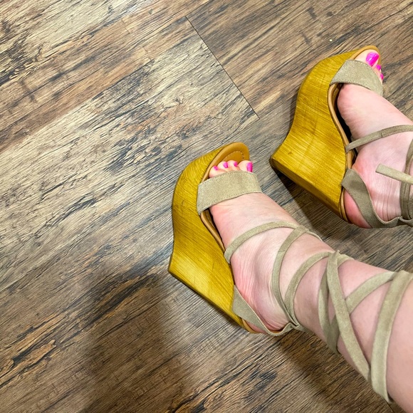 Steve Madden platform laced up sandals - Picture 2 of 4